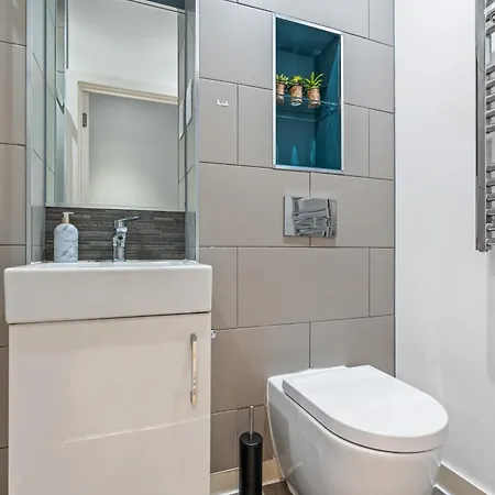 Spacious Flat - Sleeps 8 With Pool Table * Leeds (West Yorkshire)