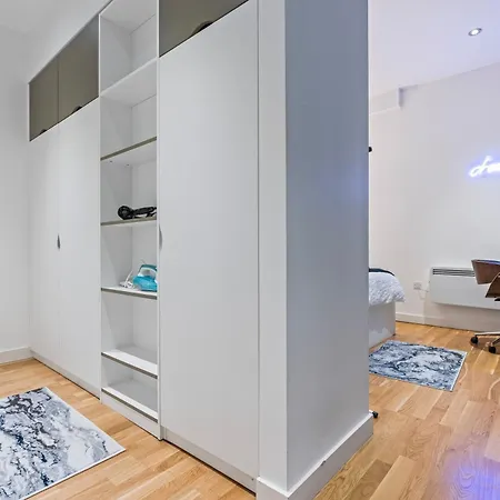 Spacious Flat - Sleeps 8 With Pool Table *