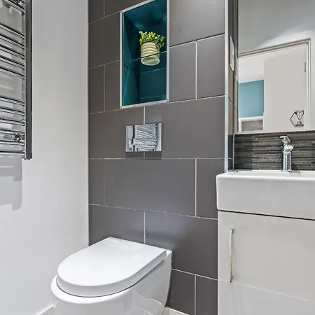 Spacious Flat - Sleeps 8 With Pool Table Leeds (West Yorkshire)