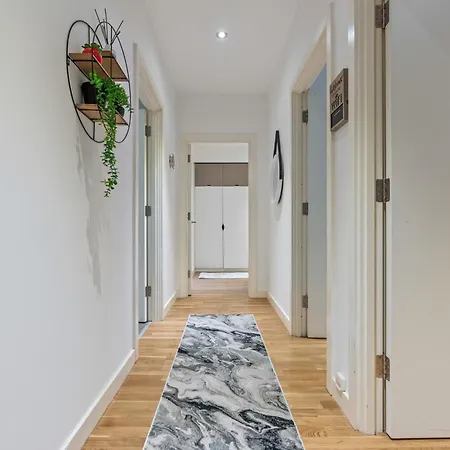 Spacious Flat - Sleeps 8 With Pool Table Leeds (West Yorkshire)