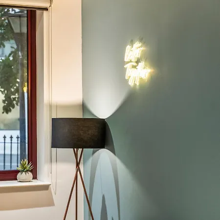 Spacious Flat - Sleeps 8 With Pool Table *