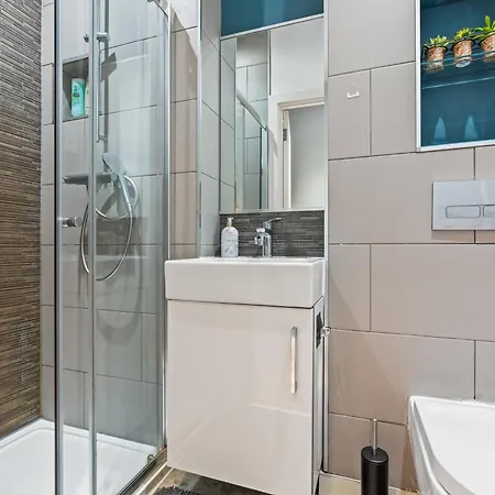 Spacious Flat - Sleeps 8 With Pool Table