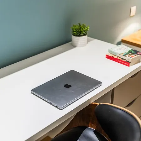 Spacious Flat - Sleeps 8 With Pool Table *