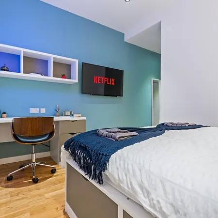 Spacious Flat - Sleeps 8 With Pool Table