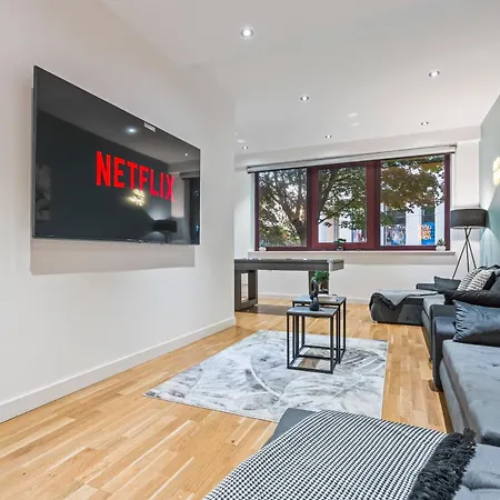 Apartman Spacious Flat - Sleeps 8 With Pool Table