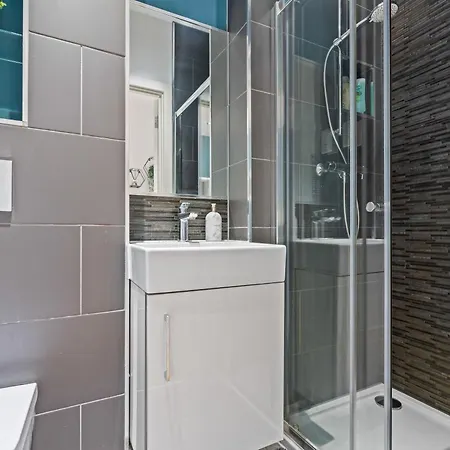 Spacious Flat - Sleeps 8 With Pool Table * Leeds (West Yorkshire)