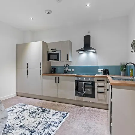 Spacious Flat - Sleeps 8 With Pool Table Apartment *