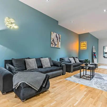 Spacious Flat - Sleeps 8 With Pool Table * Leeds (West Yorkshire)