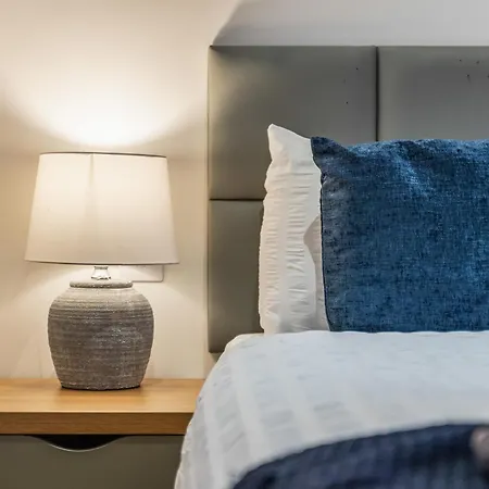 Apartment Spacious Flat - Sleeps 8 With Pool Table Leeds (West Yorkshire)