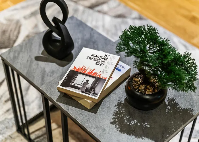 Spacious Flat - Sleeps 8 With Pool Table *