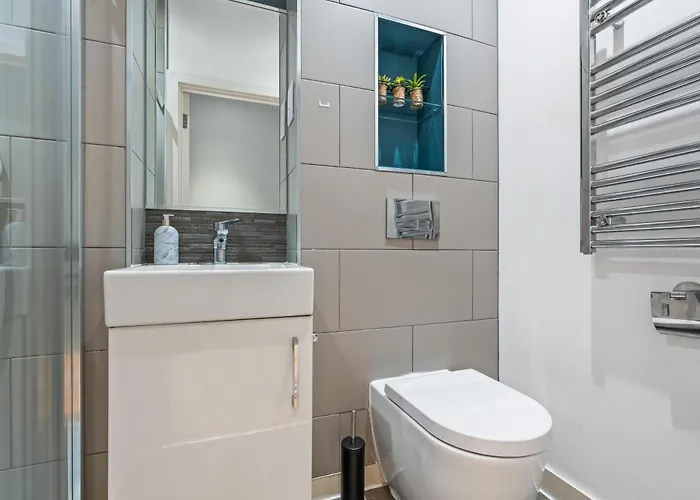 Spacious Flat - Sleeps 8 With Pool Table * Leeds