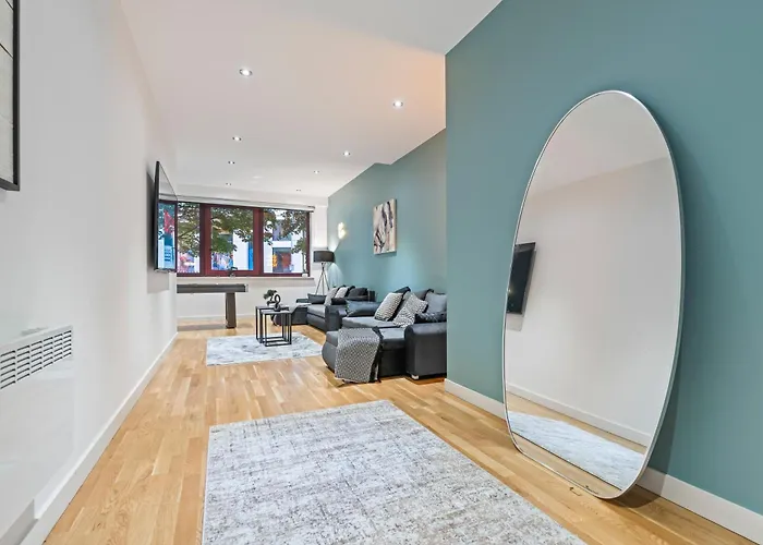 Spacious Flat - Sleeps 8 With Pool Table