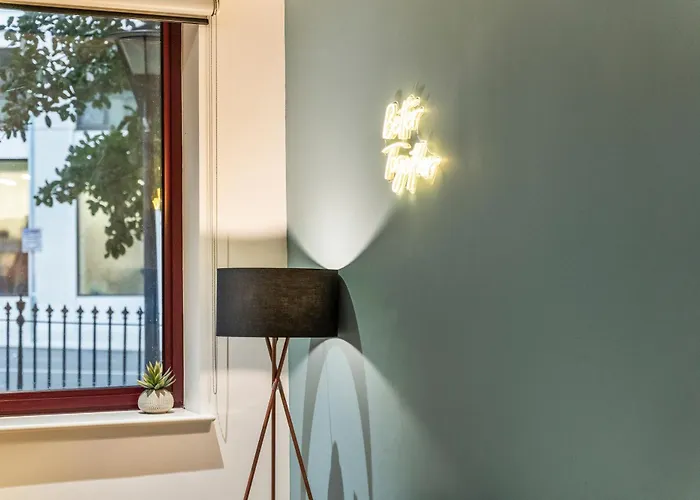 Spacious Flat - Sleeps 8 With Pool Table *