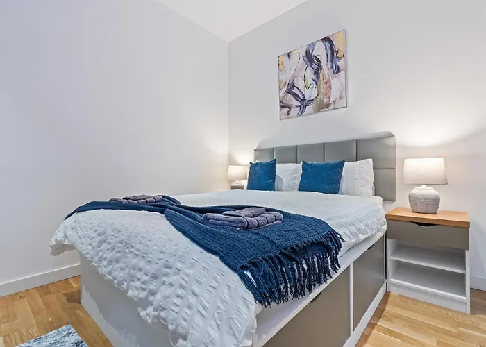 Spacious Flat - Sleeps 8 With Pool Table * 利兹