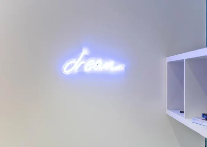 Spacious Flat - Sleeps 8 With Pool Table *