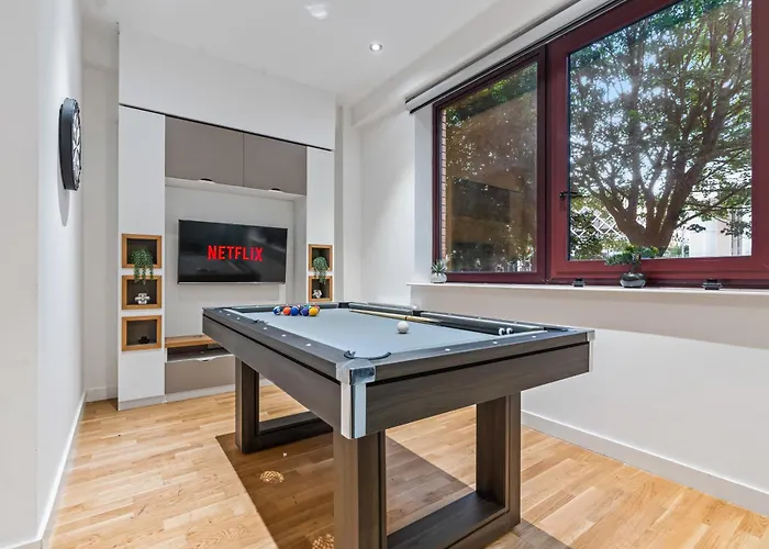 Spacious Flat - Sleeps 8 With Pool Table * Leeds