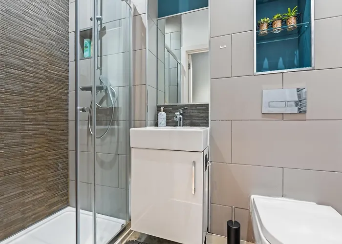 Spacious Flat - Sleeps 8 With Pool Table