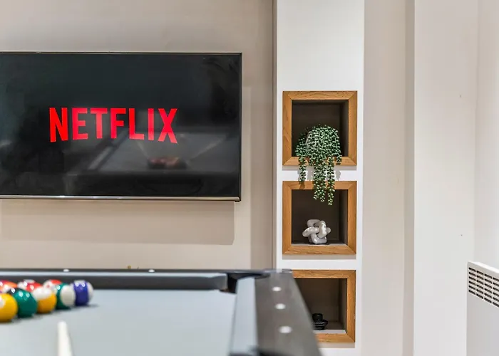 Spacious Flat - Sleeps 8 With Pool Table 公寓 *