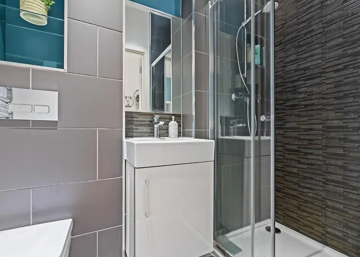 Spacious Flat - Sleeps 8 With Pool Table * Leeds