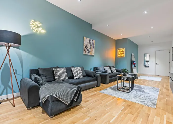 Spacious Flat - Sleeps 8 With Pool Table * Leeds