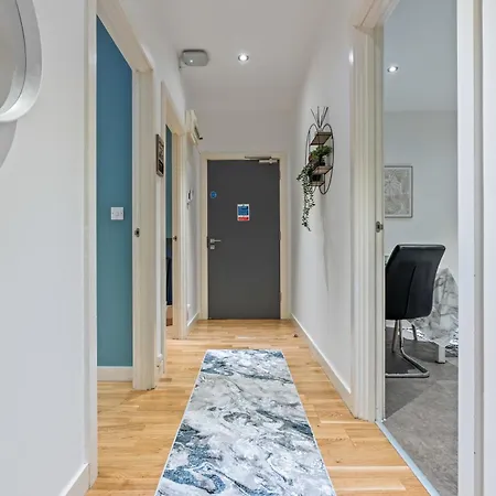 Spacious Flat - Sleeps 8 With Pool Table Appartement *