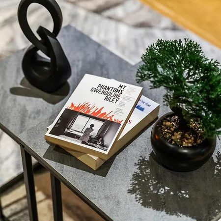 Spacious Flat - Sleeps 8 With Pool Table *