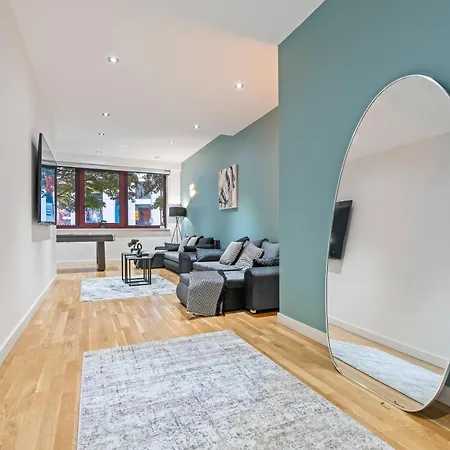 Spacious Flat - Sleeps 8 With Pool Table