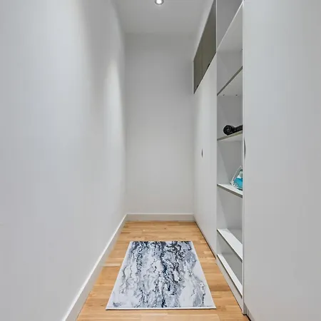 アパート Spacious Flat - Sleeps 8 With Pool Table *