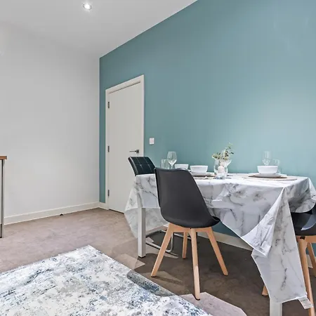 Spacious Flat - Sleeps 8 With Pool Table アパート リーズ