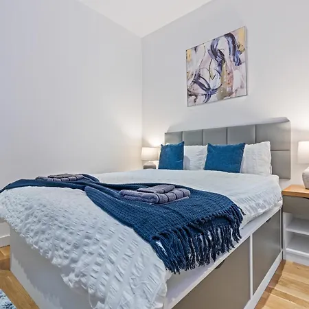 Spacious Flat - Sleeps 8 With Pool Table * リーズ