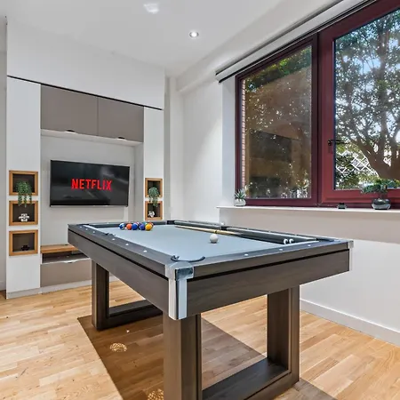 Spacious Flat - Sleeps 8 With Pool Table * リーズ