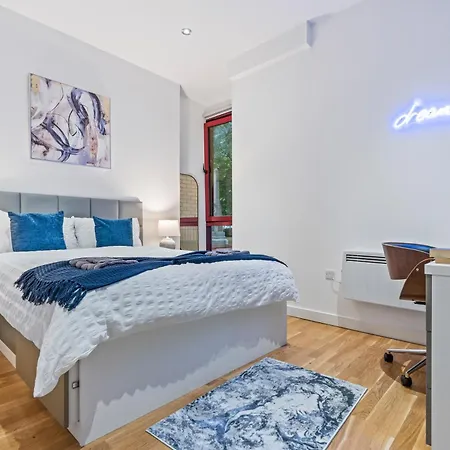 Spacious Flat - Sleeps 8 With Pool Table リーズ