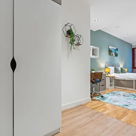 Spacious Flat - Sleeps 8 With Pool Table アパート