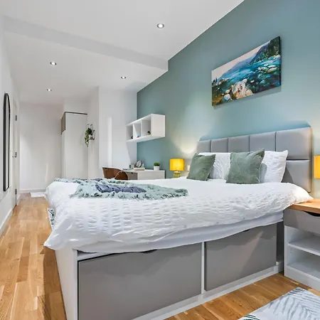 Spacious Flat - Sleeps 8 With Pool Table リーズ