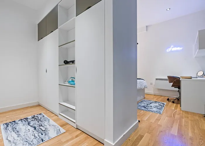 Spacious Flat - Sleeps 8 With Pool Table *