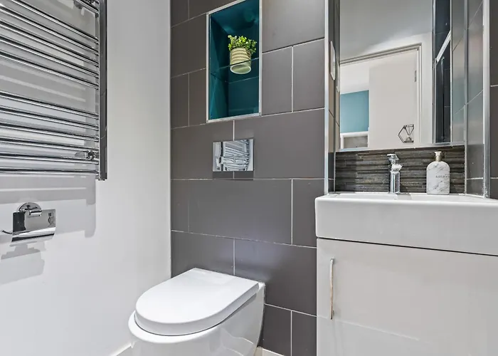 Spacious Flat - Sleeps 8 With Pool Table Leeds (West Yorkshire)