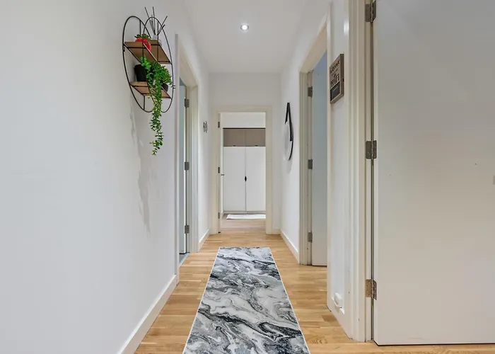 Spacious Flat - Sleeps 8 With Pool Table Leeds (West Yorkshire)