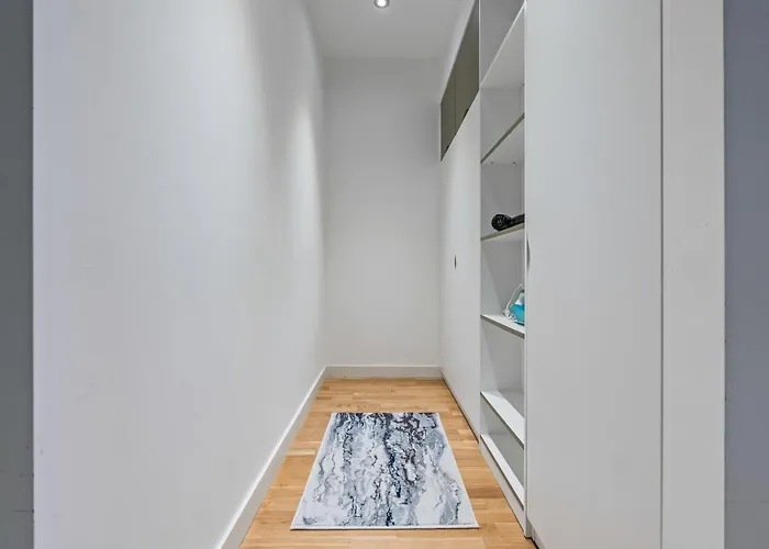 Appartement Spacious Flat - Sleeps 8 With Pool Table *