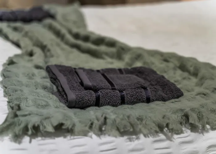 Spacious Flat - Sleeps 8 With Pool Table *