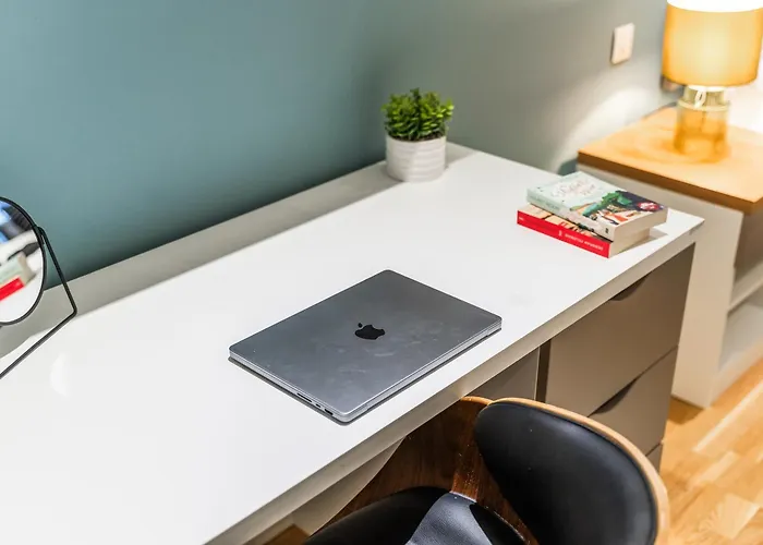 Spacious Flat - Sleeps 8 With Pool Table *