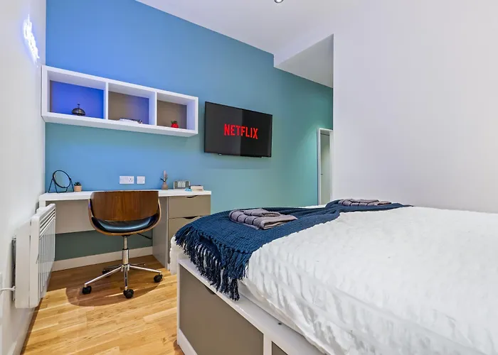 Spacious Flat - Sleeps 8 With Pool Table